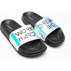 Klapki z efektem holo - Wielobarwny. Szare klapki damskie Cropp, bez wzorów, bez obcasa. Za 49,99 zł.