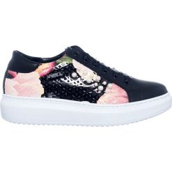 Skórzane sneakersy w kolorze jasnoróżowo-czarnym. Różowe trampki i tenisówki damskie Loretta, na sznurówki. W wyprzedaży za 469,95 zł.