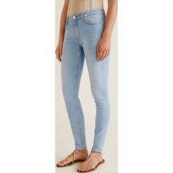 Mango - Jeansy Olivia. Niebieskie rurki damskie marki Mango, z aplikacjami, z elastanu. Za 129,90 zł.
