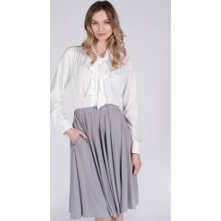Koszula z wiązaniem Classic Bow biała. Białe bluzki damskie Veva, na lato, bez wzorów, z jeansu, klasyczne, z klasycznym kołnierzykiem, bez rękawów. Za 199,00 zł.