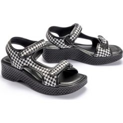 AZALEIA 321 295 (82) black plaid, sandały damskie. Czarne sandały damskie Azaleia, w paski, bez obcasa, z paskami. Za 199,90 zł.