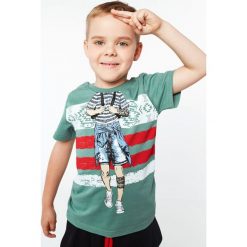 T-shirt chłopięcy z nadrukiem zielony NDZ4461. Zielone t-shirty chłopięce marki Fasardi, z nadrukiem, bez rękawów. Za 39,00 zł.