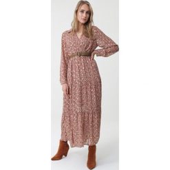 Beżowa Sukienka Fintone. Brązowe sukienki damskie Born2be, s, bez wzorów, bez kołnierzyka, bez rękawów, maxi. W wyprzedaży za 109,99 zł.