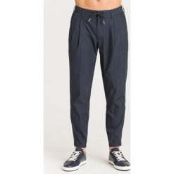 SPODNIE DRESOWE Armani Exchange. Niebieskie spodnie męskie Armani Exchange, na imprezę, m, bez wzorów, z bawełny. Za 305,00 zł.
