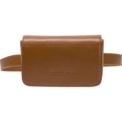 Smith & Canova Damska brązowa nerka Jensen 93037. Pomarańczowe nerki damskie Smith & Canova, bez wzorów, ze skóry, eleganckie, bez dodatków. W wyprzedaży za 279,00 zł.