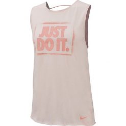 Top sportowy w kolorze jasnoróżowym. Różowe topy damskie Nike Women, m, z nadrukiem, z materiału, z okrągłym kołnierzem. W wyprzedaży za 82,95 zł.