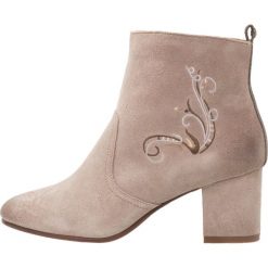 Botki damskie: DNA Footwear BV DARA Botki taupe