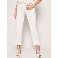 Jeansy Regular Fit Guess Sexy Straight W0GA48 D2G6I. Białe jeansy damskie Guess. W wyprzedaży za 249,00 zł.