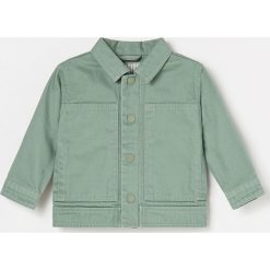 Jeansowa kurtka z nadrukiem na plecach - Khaki. Brązowe kurtki męskie Reserved, z nadrukiem, z jeansu, bez kaptura. W wyprzedaży za 39,99 zł.