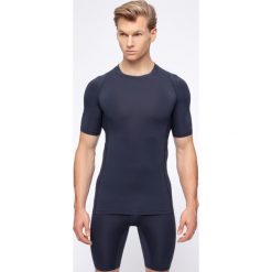 Koszulka baselayer męska 4FPro TSMF400 - granat. Szare koszulki sportowe męskie marki 4f, m, z nadrukiem, z dzianiny, z krótkim rękawem, na fitness i siłownię. W wyprzedaży za 49,99 zł.
