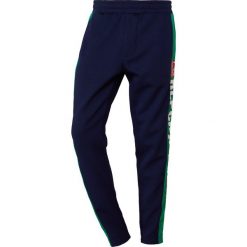 Polo Ralph Lauren TRAINING Spodnie treningowe cruise navy/ green. Niebieskie spodnie dresowe męskie Polo Ralph Lauren, z bawełny. Za 459,00 zł.