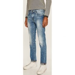 Guess Jeans - Jeansy Angels. Niebieskie jeansy męskie Guess Jeans, m, z aplikacjami. W wyprzedaży za 259,90 zł.