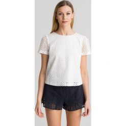 BLUZKA EMPORIO ARMANI - Biały. Białe bluzki damskie Emporio Armani, bez wzorów, z okrągłym kołnierzem, z krótkim rękawem. Za 394,50 zł.