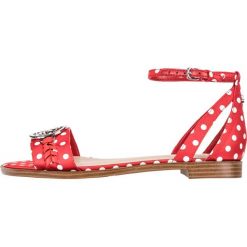 Guess Reaka3 Sandały Czerwony. Czerwone sandały damskie Guess, w paski, ze skóry, bez obcasa, z paskami. Za 490,95 zł.