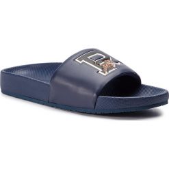 Klapki POLO RALPH LAUREN - Cayson 816746598002 Navy. Niebieskie klapki męskie Polo Ralph Lauren, bez wzorów, ze skóry ekologicznej. W wyprzedaży za 179,00 zł.
