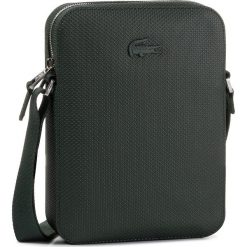 Saszetka LACOSTE - Vertical Camera Bag NH2814CE Scarab B43. Zielone torby męskie skórzane Lacoste, ze skóry, młodzieżowe. W wyprzedaży za 399,00 zł.