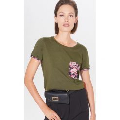 Koszulka z ozdobną kieszonką - Khaki. Brązowe koszulki damskie Mohito, s, bez wzorów, bez kołnierzyka, bez rękawów. Za 39,99 zł.