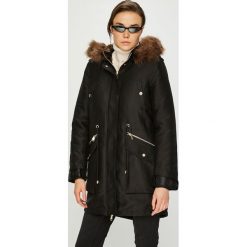 Guess Jeans - Parka. Czarne parki damskie marki Guess Jeans, s, z aplikacjami, z elastanu, długie. W wyprzedaży za 699,90 zł.