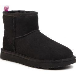 Buty UGG - W Classic Mini II Graphic Logo 1110083 Bnpn. Czarne kozaki damskie Ugg, na zimę, ze skóry, bez zapięcia. W wyprzedaży za 379,00 zł.