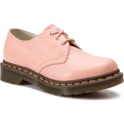 Półbuty DR. MARTENS - 1461 24481672 Salmon Pink. Różowe półbuty damskie Dr. Martens, na co dzień, bez wzorów, ze skóry, bez obcasa, na obcasie, bez zapięcia. Za 599,00 zł.