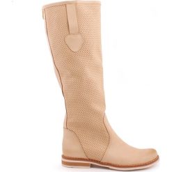 Kozaki dziurkowane z suwakiem - skóra naturalna - model 126 - kolor beżowy. Brązowe kozaki damskie Zapato, ze skóry, bez obcasa, bez zapięcia. Za 489,00 zł.