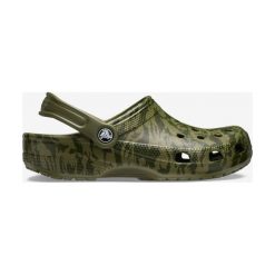 Crocs Classic Printed Camo Clog Crocs Zielony. Zielone klapki męskie Crocs, w paski, z tkaniny. Za 223,95 zł.