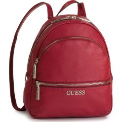 Plecak GUESS - Manhattan (VS) HWVS69 94320 LIP. Czerwone plecaki damskie Guess, z aplikacjami, ze skóry ekologicznej, eleganckie. W wyprzedaży za 549,00 zł.