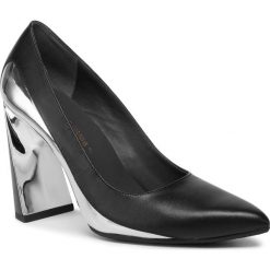 Półbuty UNITED NUDE - Molten Flow Pump Hi 104790116 Black. Czarne półbuty damskie United Nude, bez wzorów, ze skóry ekologicznej, bez obcasa, na obcasie, bez zapięcia. W wyprzedaży za 679,00 zł.