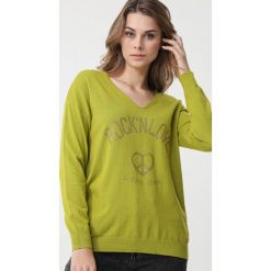 Zielony Sweter Crystal Brook. Zielone swetry damskie Born2be, s, z nadrukiem, bez rękawów, długie, bez kaptura. Za 109,99 zł.