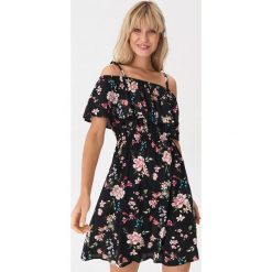 Sukienka off shoulder - Wielobarwny. Sukienki damskie House, s, bez wzorów, bez kołnierzyka, bez rękawów. Za 89,99 zł.