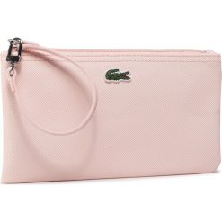 Torebka LACOSTE - Clutch NF2036PO Pearl D21. Różowe torebki klasyczne damskie Lacoste, bez wzorów, ze skóry ekologicznej, wizytowe, bez dodatków. W wyprzedaży za 159,00 zł.