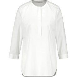 Bluzka w kolorze białym. Białe bluzki damskie Gerry Weber, bez wzorów, z okrągłym kołnierzem, bez rękawów. W wyprzedaży za 149,95 zł.