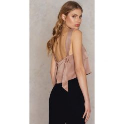 NA-KD Party Top z ramiączkami wiązanym na plecach - Pink. Różowe topy damskie NA-KD Party, bez wzorów, z wiskozy, z dekoltem na plecach. W wyprzedaży za 73,17 zł.