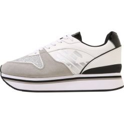 Tenisówki damskie: Emporio Armani CHRISTINA Tenisówki i Trampki sand/white