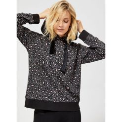 Bluza w cętki z kapturem. Szare bluzy damskie Moodo, s, z nadrukiem, z bawełny, z długim rękawem, długie, z kapturem. Za 39,99 zł.