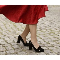Czarne czółenka z grzebieniem - skóra naturalna - model 043 - kolor czarny welur. Czarne czółenka damskie Zapato, w kolorowe wzory, z jeansu, z okrągłym noskiem. W wyprzedaży za 255,20 zł.
