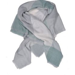 CHUSTA DAMSKA. Niebieskie chusty damskie Top Secret, na zimę, bez wzorów, z dzianiny, eleganckie. W wyprzedaży za 24,99 zł.