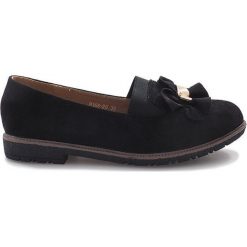 Czarne wsuwane półbuty z kokardą Pearl Inside. Czarne półbuty damskie ButyModne, bez wzorów, eleganckie, bez obcasa, na płaskiej podeszwie, bez zapięcia. Za 74,49 zł.