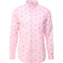 GANT COUPE REGULAR Koszula california pink. Czerwone koszule męskie marki GANT, l, w kratkę, z bawełny, z klasycznym kołnierzykiem. Za 669,00 zł.