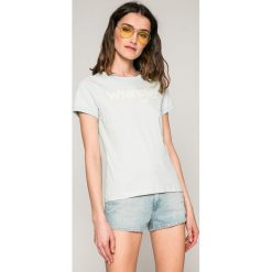 Wrangler - Top. Żółte bluzki damskie marki Wrangler, s, z nadrukiem, z bawełny, casualowe, z okrągłym kołnierzem, z krótkim rękawem. W wyprzedaży za 69,90 zł.