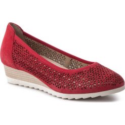 Półbuty CAPRICE - 9-22503-22 Red Suede 524. Czerwone półbuty damskie Caprice, bez wzorów, z zamszu, bez obcasa, na koturnie, bez zapięcia. W wyprzedaży za 189,00 zł.