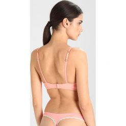 Triumph BODY MAKEUP Biustonosz pushup coral. Pomarańczowe biustonosze push up Triumph, z elastanu. Za 189,00 zł.