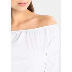 Bluzki asymetryczne: Rich & Royal BLOUSE OFFSHOULDER Bluzka white