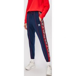 Adidas Originals - Spodnie. Niebieskie spodnie damskie adidas Originals, bez wzorów, z poliesteru, casualowe. W wyprzedaży za 229,90 zł.