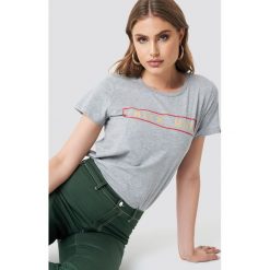 Moves x NA-KD T-shirt Lulu - Grey. Szare t-shirty damskie marki Moves x NA-KD, z nadrukiem, z materiału, z okrągłym kołnierzem. W wyprzedaży za 60,97 zł.