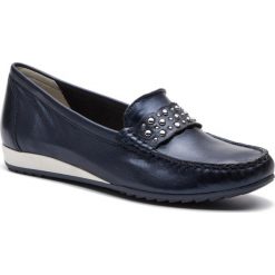 Mokasyny CAPRICE - 9-24653-22 Navy Perlato 807. Niebieskie mokasyny damskie Caprice, na co dzień, z aplikacjami, ze skóry, bez obcasa, na płaskiej podeszwie, bez zapięcia. W wyprzedaży za 159,00 zł.