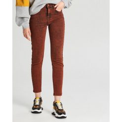 Jeansy ze średnim stanem - Brązowy. Pomarańczowe jeansy damskie Cropp. Za 99,99 zł.