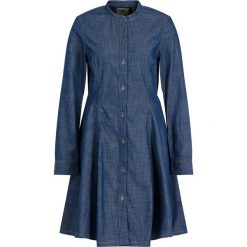 Sukienka koszulowa G-Star Raw Bristum D15150-B492-082. Niebieskie sukienki damskie G-Star RAW, m, bez wzorów, z bawełny, retro, z koszulowym kołnierzykiem, bez rękawów, koszulowe. W wyprzedaży za 379,00 zł.