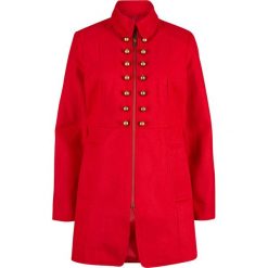 Płaszcz w militarnym stylu z kolekcji Maite Kelly bonprix truskawkowy. Czerwone płaszcze damskie bonprix, moro, militarne. Za 189,99 zł.