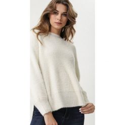 Biały Sweter Solano. Białe swetry damskie Born2be, na zimę, uniwersalny, bez wzorów, z dzianiny, bez rękawów, bez kaptura. Za 169,99 zł.